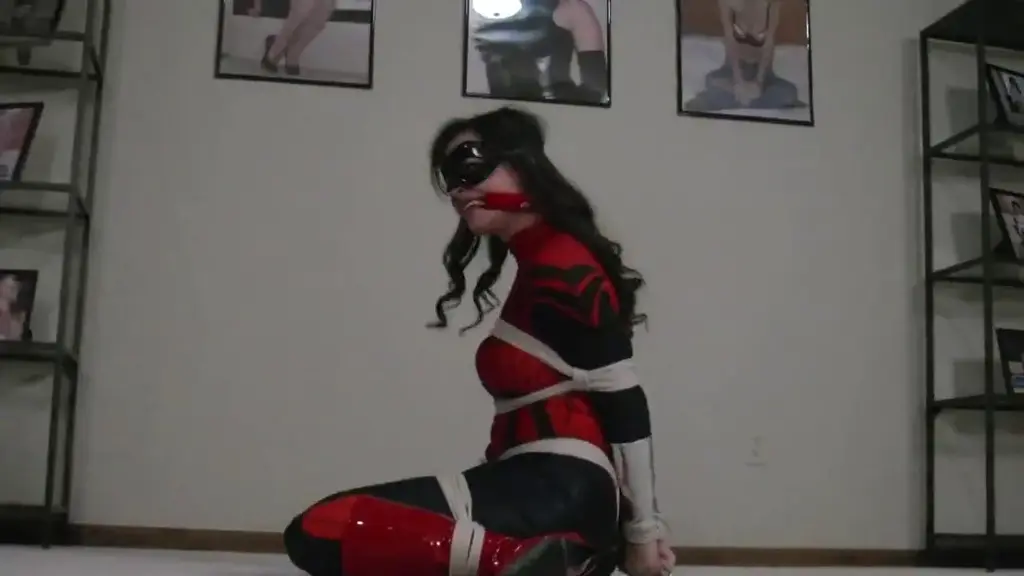 Lexymae Wanna Be Spider Woman LexyMae likes to dress up in costumes and role play. This time she dressed up as Spider Woman, the best crime fighter in the West. I couldnt resist the chance to tie up Spider Woman!You gotta love it when Spider Woman gets caught in MY spider web, a web of rope that is.I thought a nice frog tie was fitting for a nice spider. Poor LexyMae rolled on the floor trying to get loose from my web of rope but my web was inescapable.<br><br><span style='color:#b0b0b0;'>[隐藏文字，购买后可见]</span>