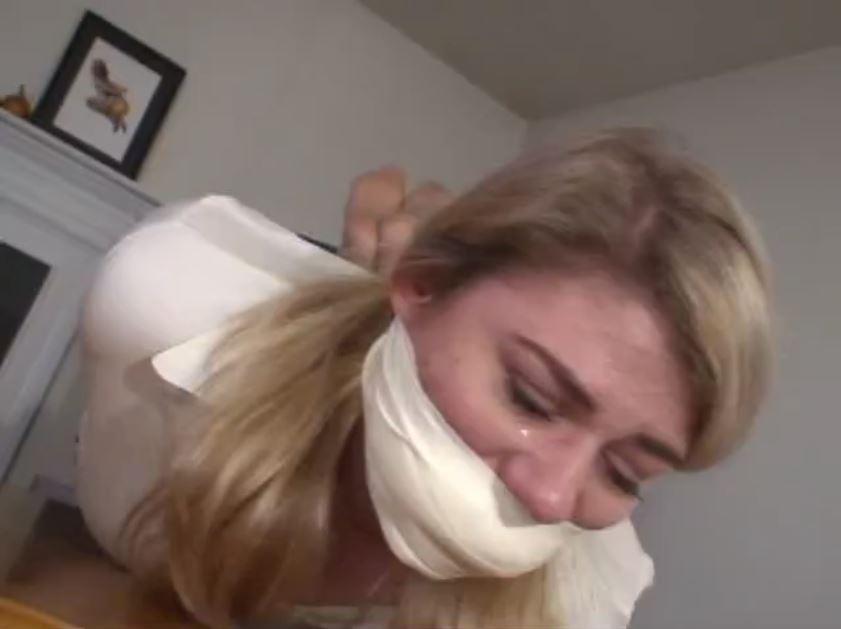 I'm crying because my panties are in my mouth I'm crying because my panties are in my mouth.Holly is gagged very well with her own panties, the type of panties that look like shorts, and she actually starts to cry with tears. That was a big surprise, and fortunately she wanted us to continue, as we checked to see if she was OK. She gets very feisty when tied up, and she is a fighter, sometimes her emotions get the better of her, so she may start crying, though it's pretty rare, but kind of interesting when it happens.Holly is tightly tape wrap gagged with her panties in her mouth.<span style='color:#b0b0b0;'>[隐藏文字，购买后可见]</span>