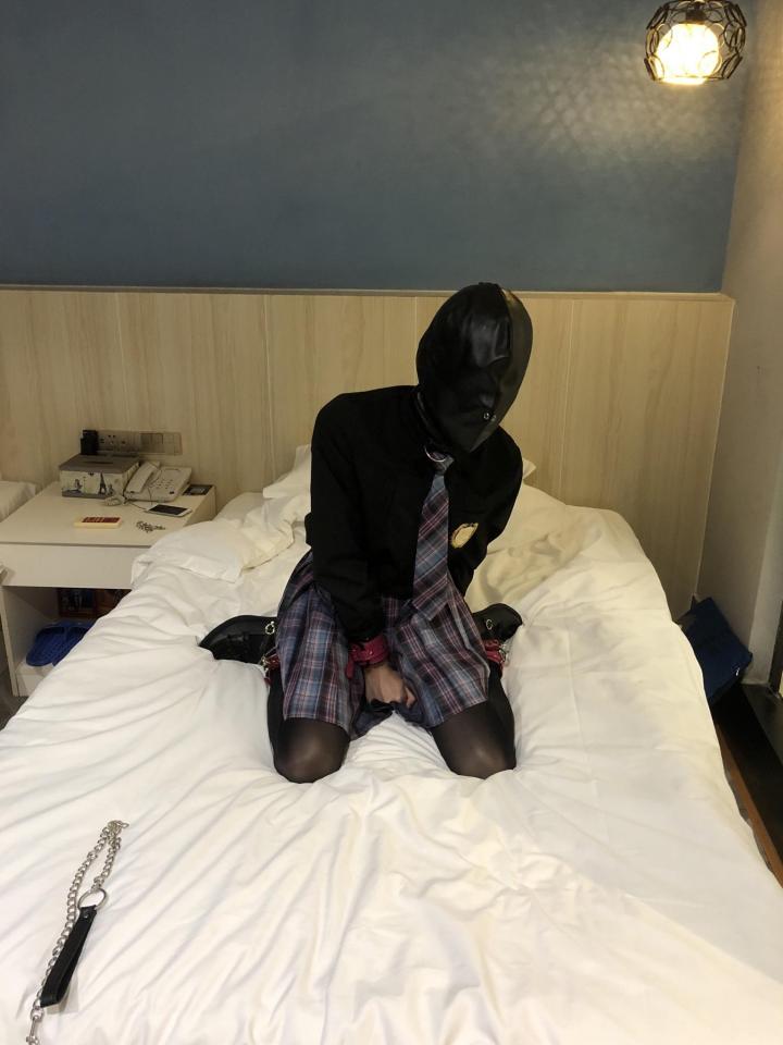 女装第一次约调，以后应该不会在约调和瑟瑟了 先说一下，我以后不约调和瑟瑟了，不玩了。我以为我可以但现在发现完全不行。<br>本来要鸽，结果又来，说第二天下午，结果变第一天凌晨要过来，反正时间很匆忙，还是我订的房<br>一开始还挺正常的，后面突然说母狗叫我喊主人啥的，我真的不喜欢。一直拒绝也没有用。最接受不了的是后面还拿我头往下面靠，虽然有头套但我真的不行，还拿我脚足。最后要我口的时候我真的接受不了，放置的时候我解开手铐跑了，太恐怖了。[不可描述]的话我也有点问题不应该戴的（我自己戴的我也是nc）时间太急润滑不了，我想着硬塞可以，笑死痛了2个小时一点都不舒服回家发现血丝我是真的cao了，还有视频只有1分钟他说忘了录笑死真的是玩没玩到身体伤了心里伤了，反正以后不约调不约瑟瑟不约后面了所以想这些人别加我了我真的不行