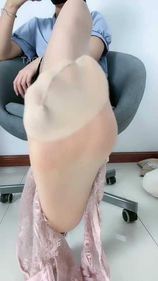 【美离子S】第一视角-亲儿子才能进，吃内内吗 【美离子S】第一视角-亲儿子才能进，吃内内吗<br>原创者:套路直播<br>购买地址<span style='color:#b0b0b0;'>[隐藏文字，购买后可见]</span>