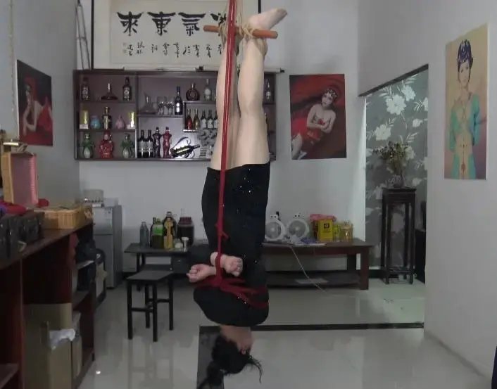 新片《三模的直立倒吊》三模就这样被倒吊着，看看三模训练轻度 三模就这样被倒直吊着接受训练，倒吊时间不短啊，请看视频QQ342642509 解压码sjys