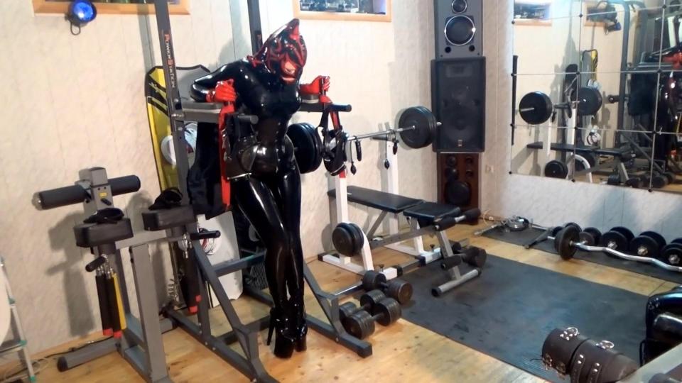Sex girls in latex in the gym 女孩們買了一個新的面具 Demask 並決定嘗試一下。 我們穿著乳膠，去健身房淘氣。 看看發生了什麼。<br><span style='color:#b0b0b0;'>[隐藏文字，购买后可见]</span>