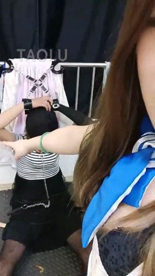 【陌云女王】母狗束缚踢奶，舔脚，圣水 【陌云女王】母狗束缚踢奶，舔脚，圣水<br>原创者:套路直播<br>购买地址<span style='color:#b0b0b0;'>[隐藏文字，购买后可见]</span>