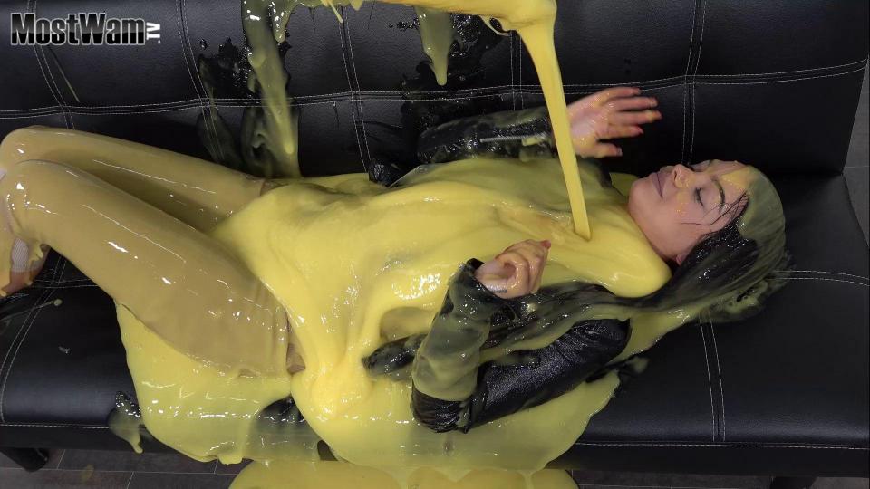 Mel in Gunge[Mel在粘液颜料中] Next we have tts Paint.<br>We have made a bin of Yellow Gunge with this new paint and we are going to cover Mel with it to see if it is any good?<br>Includes Wash Off.<br>接下来是tts颜料。<br>我们用这种新油漆做了一箱黄色的粘液，我们要用它覆Mel，看看它是否有用？<br>包括清洗。<br><span style='color:#b0b0b0;'>[隐藏文字，购买后可见]</span>
