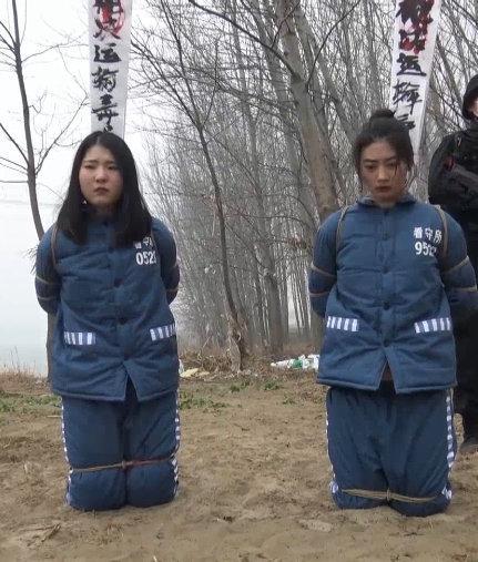 定拍法制新片《双骄伏法记》下集   两女犯双双被押入刑场 精彩下集来了，两个美女女犯，被执行死刑，押入刑场，请欣赏视频 QQ342642509       解压码sjys