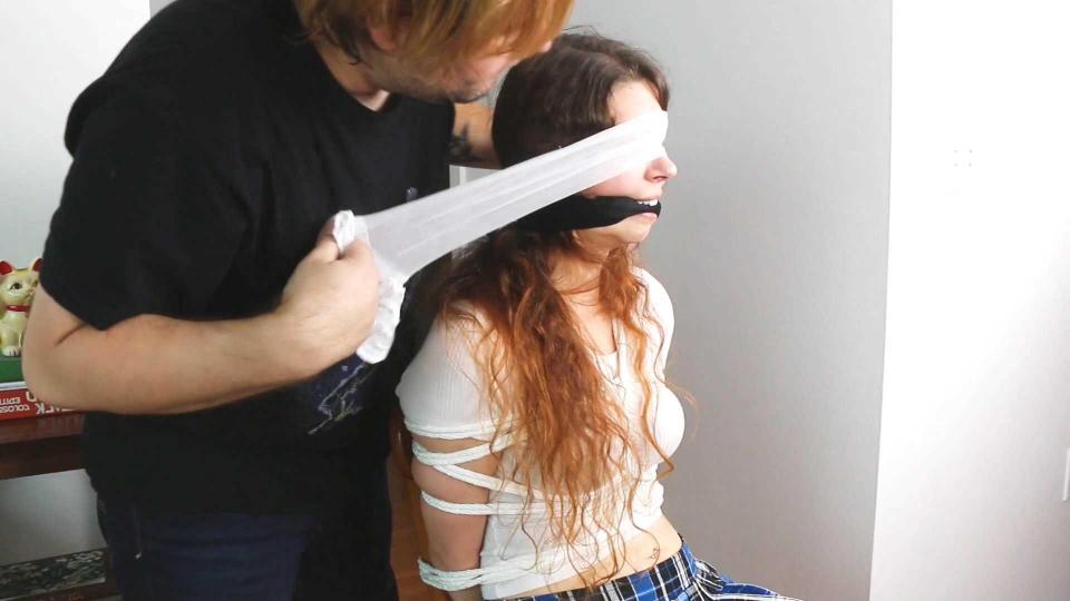 Mina Salome, the popular redhead schoolgirl tied and gagged by her classmates! Mina Salome has a problem: she is the hottest girl in school with her beautiful red hair like fire and cute doll face so all the other girls in school are jealous of her because nobody in school is as popular as Mina. So all the other girls get together and hire a dude to break into Mina's house and keep her tied and gagged and teach her a lesson! The hired dude easily breaks into Mina's place and grabs her from behind, then ties her up with rope, hands behind her back, body and legs, in the meantime he stuffs a pair of pantyhose in her mouth to keep her quiet. After Mina is completely tied up the bad guy takes her to a chair and ties her there, then takes another pair of pantyhose from Mina's laundry and gags her with it, it makes a fantastic cleave gag, very tight actually. Mina struggles, she can't escape or scream. After a while the bad guy grabs another pair of pantyhose and uses them to blindfold Mina. A couple of hours later when Mina's gag is too wet of saliva, the bad guy removes the gag and blindfold, just to switch the pantyhose and gag her again... Mina will spend the whole weekend tied, gagged and humiliated while the rest of the girls enjoy without the popular redhead grabbing all the attention!<br><br><span style='color:#b0b0b0;'>[隐藏文字，购买后可见]</span>