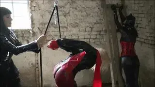 pain game in the barn 當談到 BDSM 時，我最喜歡的組合之一是繩索和打屁股！ 所以我決定：讓我們和奴隸維多利亞和我的寵物凱蒂來一場愉快的痛苦遊戲：一個人能拿的越多，另一個人得到的就越少……這確實很有趣，因為遊戲是按照 我的規則！<br><span style='color:#b0b0b0;'>[隐藏文字，购买后可见]</span>
