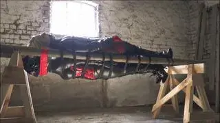2 girls, 1 ladder double bondage &amp; wrapping 我喜歡在骯髒的舊穀倉裡做束縛。 我把Kitty和Victoria綁在一個豬梯上（以前這個梯子是用來宰豬的），讓他們一個人呆了好一會兒……我拿著一大卷黑色保鮮膜回來，把它們包在一起，用紅色 膠帶使繭更緊。 顯然，凱蒂比奴隸維多利亞更喜歡它，但說實話：她真的得到了更好的位置......<br><span style='color:#b0b0b0;'>[隐藏文字，购买后可见]</span>