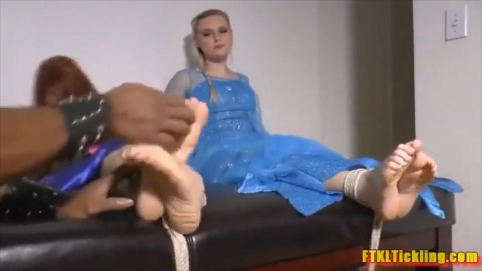FTKL's Foot Tickling Fantasies - Frozen Laughter! <span style='color:#b0b0b0;'>[隐藏文字，购买后可见]</span><br>在某处，在一个冰封的幻想国度中，安娜公主（维奥莱特·梦露饰）和伊尔莎女王（阿曼达·布莱恩特饰）被韦斯尔敦公爵雇佣的一名暴徒俘虏！他的任务：让两位皇室美女同意与邪恶的公爵进行贸易！尽管被绑着赤脚，这两个可爱的囚犯仍然挑衅。然而，一旦邪恶的执法者用指甲在安娜精致、裸露的脚底上下划动，游戏就开始改变了！<br>活泼的红发女郎带着笑声嚎叫着，她柔软的、娇生惯养的双脚扭动着，跳着惊慌、发痒的舞蹈！王后试图安慰安娜并给予她力量，但一旦她无助的双脚受到挠痒痒的攻击，她就无法支持自己的鼓励话语！两位君主和他们娇生惯养的漂亮脚都受不了！<br>笑声和求饶充满了整个房间，因为指甲、羽毛和其他挠痒痒的工具让这对皇家可爱的小可爱们一直处于挠痒痒的痛苦状态！他们会打破与公爵的贸易吗？如果他们这样做了，他们宝贵的脚最终会安全吗？现在来看看吧！<br>Somewhere, in a frozen fantasy land, Princess Ana (Violet Monroe) and Queen Ilsa (Amanda Bryant) have been taken captive by one of the Duke of Wessletown's hired goons! His task: make the two royal hotties agree to open trade with the evil duke! Though tied and barefoot, the two lovely prisoners remain defiant. However, once the villainous enforcer skitters his fingernails up and down Ana's delicate, bare soles, the game begins to change!<br>The feisty redhead howls with laughter, as her soft, pampered feet wriggle and writhe, in a panicked, ticklish dance! The queen tries to console Ana and give her strength, but once her helpless feet come under tickle assault, she can't back up her own words of encouragement! The two monarchs and their pampered, pretty feet can't handle it!<br>Laughter and pleas for mercy fill the room, as fingernails, feathers, and other tickle tools keep the royal pair of lovelies in a state of tickled agony! Will they break and open trade with the duke? If they do, will their precious feet finally be safe? Find out now! (800x500) Want your own custom vid? Email us now!