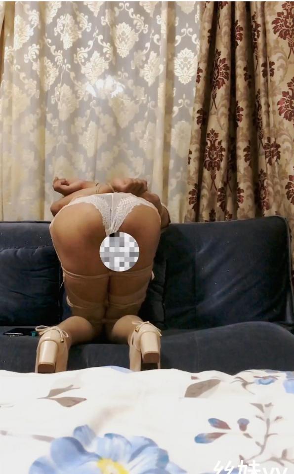 [丝妹vv工作室]肉色吊带袜米短裙自缚捆绑 开始整活！穿着肉色吊带袜还有米色短裙，脖子上戴上项圈，爱死这身装扮了，感兴趣的看看我的自缚过程，工作室接定拍qq3221079735,丝妹qq1251781327(有门槛twitter同名）