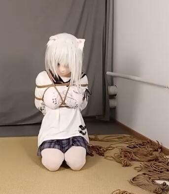 【鑫鑫原创】—— 很久不见的kiger花名出镜了，绑好后被两个妹子肆意玩弄无法反抗，绑上驷马挣脱，绳师见状亲自上阵玩弄 工作室长期招收绳模特，承接视频订拍，欢迎来工作室体验，详情加QQ咨询：360923682