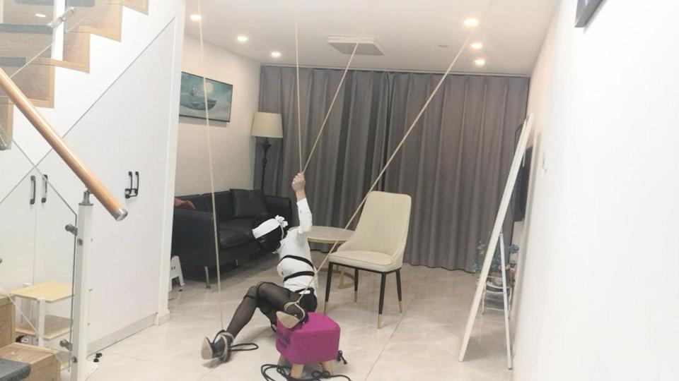 直臂强制分腿高跟罚站自缚 这次来一个增加难度的自缚，绑一个直臂，绑上大腿，脚腕分别绑上两边的绳子，这样从凳子下来双脚就会被忘两边拉，直接就站不住，也站不直，更并不起来，然而脱缚需要回到凳子，萌熊再把眼睛蒙上，这样就是双重难度增加，刺激是真的刺激！但是累也是真的累啊，还有zhendongbang压榨着~~~（如果买到百度云和谐的视频私信让我补发给你就好啦） <span style='color:#b0b0b0;'>[隐藏文字，购买后可见]</span>