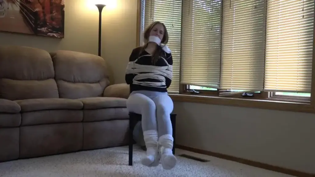 Rachel It's A Wrap In this custom clip Rachel Adams in wearing some very comfortable yoga pants, socks and t shirt. I have broken into Rachel's house and as you would expect Rachel has lots of rope. I use massive amounts or rope to box tie Rachel's arms tightly to her body. More rope is added to Rachel's ankles and her mouth is stuffed and a OTM gag is added. I leave Rachel alone to struggle as I clean out her house but it soon becomes apparent that Rachel has too much movement. I bring in a chair and lift Rachel off the ground and into the chair. Rachel is the attached to the chair with more rope on screen around her chest and ankles.<br><br><span style='color:#b0b0b0;'>[隐藏文字，购买后可见]</span>