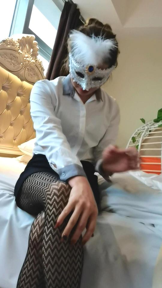 主管最后一部！主管体验本部之后再无主管！值得收藏！ 主管系列最后一部，花纹丝袜高跟鞋，搭配明眸皓齿的精致容颜，一笑百媚生，绑的时候还说确实突出女性特征，可以说体验的很满意！内容包括直臂驷马，单腿吊，还试了一下双腿离地！