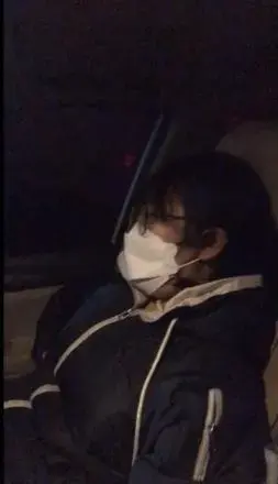 【可乐inrey】户外来袭，突然把外套摘了就跑，路人大老远把我俩吓坏了 后手缚、口球、电击器、心大的我俩带个口罩、披个外套就出门了，还碰到了邻居，后期还在公园边碰到了锻炼的大爷，跑............................ 副驾驶放置会，都快睡着了<br>接上次户外后半段，由于换手机，一直没时间拷贝出来，今个剪好了，<br>本期视频已上传至保管库，网站可直接观看。<br>网盘链接要下载后才能解压，解压方式购买后可见。<br><br>招兼职女绳模，素质交流
