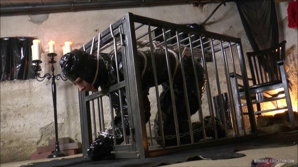 mummified slave girl suffering in steel cage 奴隸 24 的束縛課：用白色的繩索和鏈條捆綁，並用黑色保鮮膜包裹，用膠帶密封在羅克珊女主人地牢的鋼籠裡，性感的奴隸女孩無處可逃！ 1個半小時以來，她不得不一直這樣待著……她被裹著銬著的手腳很痛，被繩子塞住的嘴巴越來越痛，裡面的塑料被汗水和脖子弄濕了 真的越來越僵硬了……可是奴隸24還是忍不住：束縛再痛，她的順從性更強……她不知道什麼時候才能從束縛中解脫出來，這個事實發生了翻天覆地的變化 她就更多了。 她尖叫起來，幾乎要哭了——哦，女主人怎麼可以這麼殘忍，讓她一個人呆這麼久？ Slave24 真的被這個事實打開了......她不斷上升的疼痛被她不斷上升的性喚起所迷惑......<br><span style='color:#b0b0b0;'>[隐藏文字，购买后可见]</span>