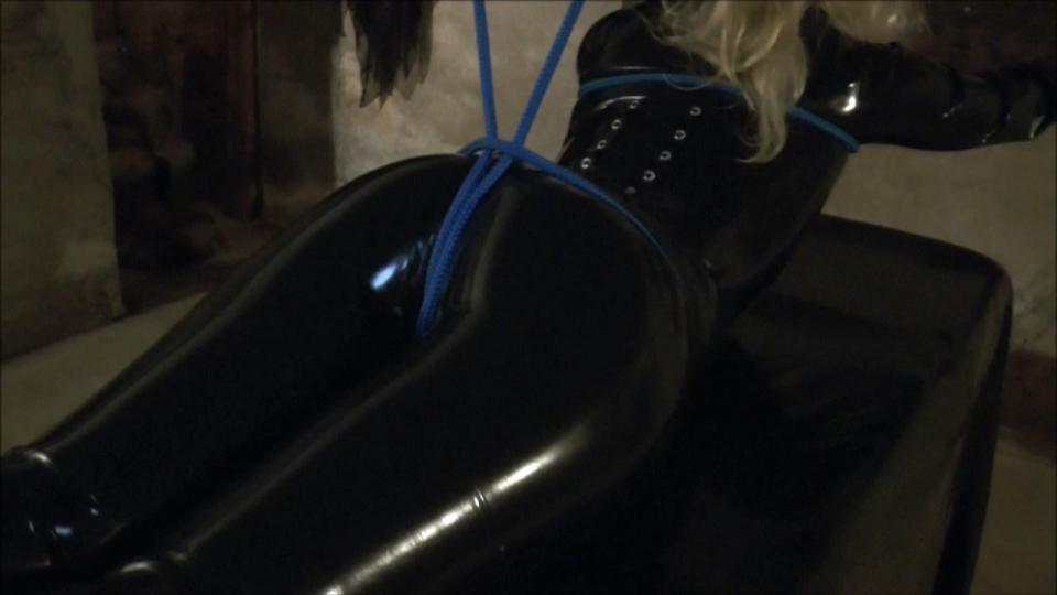 blonde Victoria bound and alone in the dungeon 奴役奴隸維多利亞可以承受很多 - 但是被綁在這樣的位置並獨自在地牢里呆上幾個小時對任何人來說都不容易，即使對於經驗豐富的維多利亞來說也是如此......不，維多利亞 - 沒有人可以 聽到你在這裡尖叫！<br><span style='color:#b0b0b0;'>[隐藏文字，购买后可见]</span>
