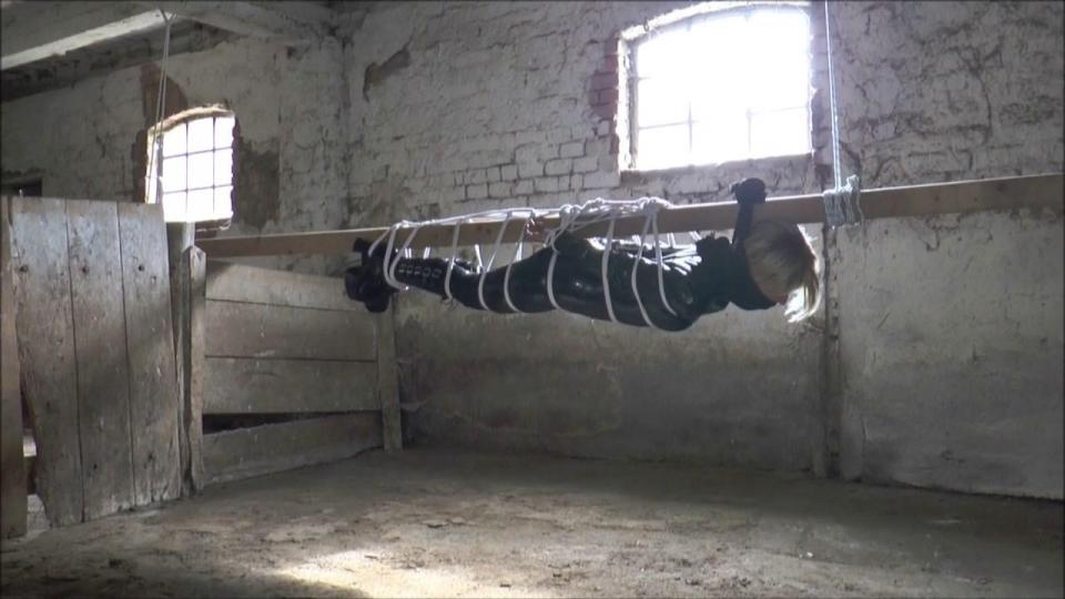 bondage in the dirty old barn 我把我的女僕綁在學院骯髒的舊穀倉的一根大木柱上。 她在那兒掛了一會兒，直到我回來……並增加了更多繩索！ 我和她玩，命令：“我想听你尖叫，Amber！” - Amber 尖叫道：“我想成為你的女僕 - 永遠！” - 當我離開時，我什至可以聽到她在外面的尖叫聲......<br><span style='color:#b0b0b0;'>[隐藏文字，购买后可见]</span>