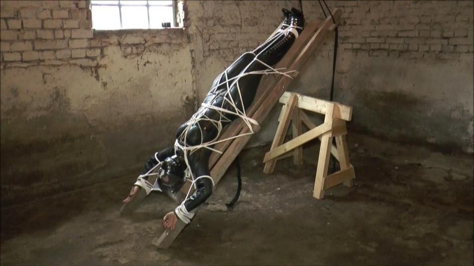 upside down bondage in the barn 因為我的乳膠小貓在我們穿過森林時弄濕了，我不得不把她串起來晾乾……倒過來！ 我的小貓被橡膠手套塞住嘴，頭上貼著透明塑料袋，呻吟著受苦……是的，我真的很喜歡照顧我的寵物！<br><span style='color:#b0b0b0;'>[隐藏文字，购买后可见]</span>