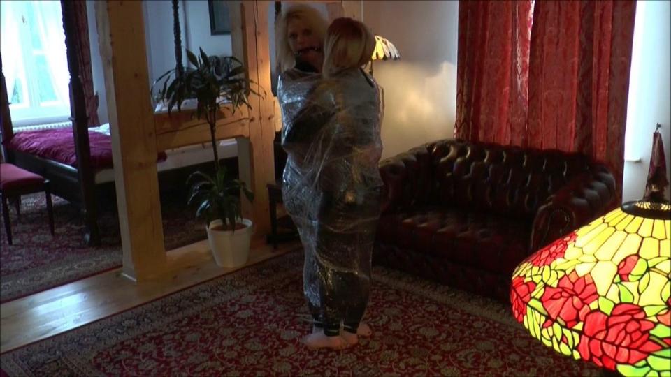 2 girls wrapping bondage &amp; plastic bag smother 我用紮帶把我的奴隸 Victoria 和我的女僕 Amber 綁起來，然後用透明保鮮膜把它們包起來。 他們在塑料繭裡的乳膠緊身連衣褲變得溫暖和出汗......塑料袋的完美條件！ Amber 很快就喘不過氣來……所以我先在 Victoria 的塑料袋上切了一個小洞，嘿嘿；）我的意思是，我知道……而且它變得更加卑鄙：我添加了另一層保鮮膜，這次是 黑的那個。 女孩們現在離得很近了……他們得等我回來，一起裹在地板上！<br><span style='color:#b0b0b0;'>[隐藏文字，购买后可见]</span>