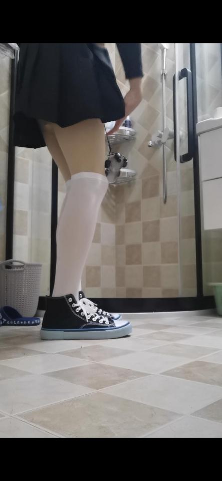 [伪娘][定拍]情人节作品厕所间的尼龙扎带束缚 （接定拍！价格可议！Q3438523476）这次就是常服穿了白丝加帆布鞋，每次使用扎带都是真滴很疼呀。手指上都是扎带的印子，腿上就算穿着丝袜也是一样。日常是开口器 训练器 扎带10分钟的训练设定，总而言之实在是太耗费体力了QAQ。喜欢的同学请多多支持！然后现在应该可以接一期定拍，想要定拍的同学可以联系我喔