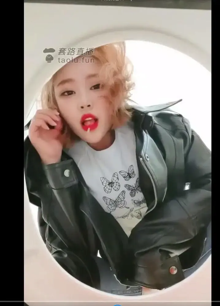 【白桃S】桃2-强迫罪犯当马桶，两次 标题 【白桃S】桃2-强迫罪犯当马桶，两次<br>原创者：套路直播<br>购买地址：<span style='color:#b0b0b0;'>[隐藏文字，购买后可见]</span><br>剧情 美丽性感的白桃女王第一视角羞辱男奴，希望大家喜欢
