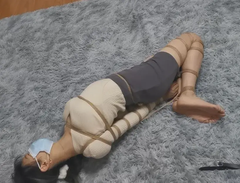 奥特曼也很酷：新年好呀！！5个新妹子合集 各位老铁，新年好，奥特曼绳艺工作室已经开张啦。感谢大家支持~~~~<br>这次是年前约的一部分新妹子。做的一个小合集~~~。一共2个多小时，有TK，堵嘴，放置等等等等<br><br>定拍，约拍，购买约绑攻略请加QQ：255465292；VX：Jfsy2019<br>个人原因，拍摄时间逐步减少，工作室还有20多口子要吃饭。有兴趣接手工作室的，带着你的诚意。加我细谈~~<br>1号妹子：小圆，感觉是个抖M。柔韧性，身材都还可以~~~<br>2号妹子：柚子，专业演员。说自己是是个S....<br>3号妹子：雨点，是个博士哦！！！<br>4号妹子：魔仙，长的好看！<br>5号妹子：小拉，体育系，搞田径的<br>