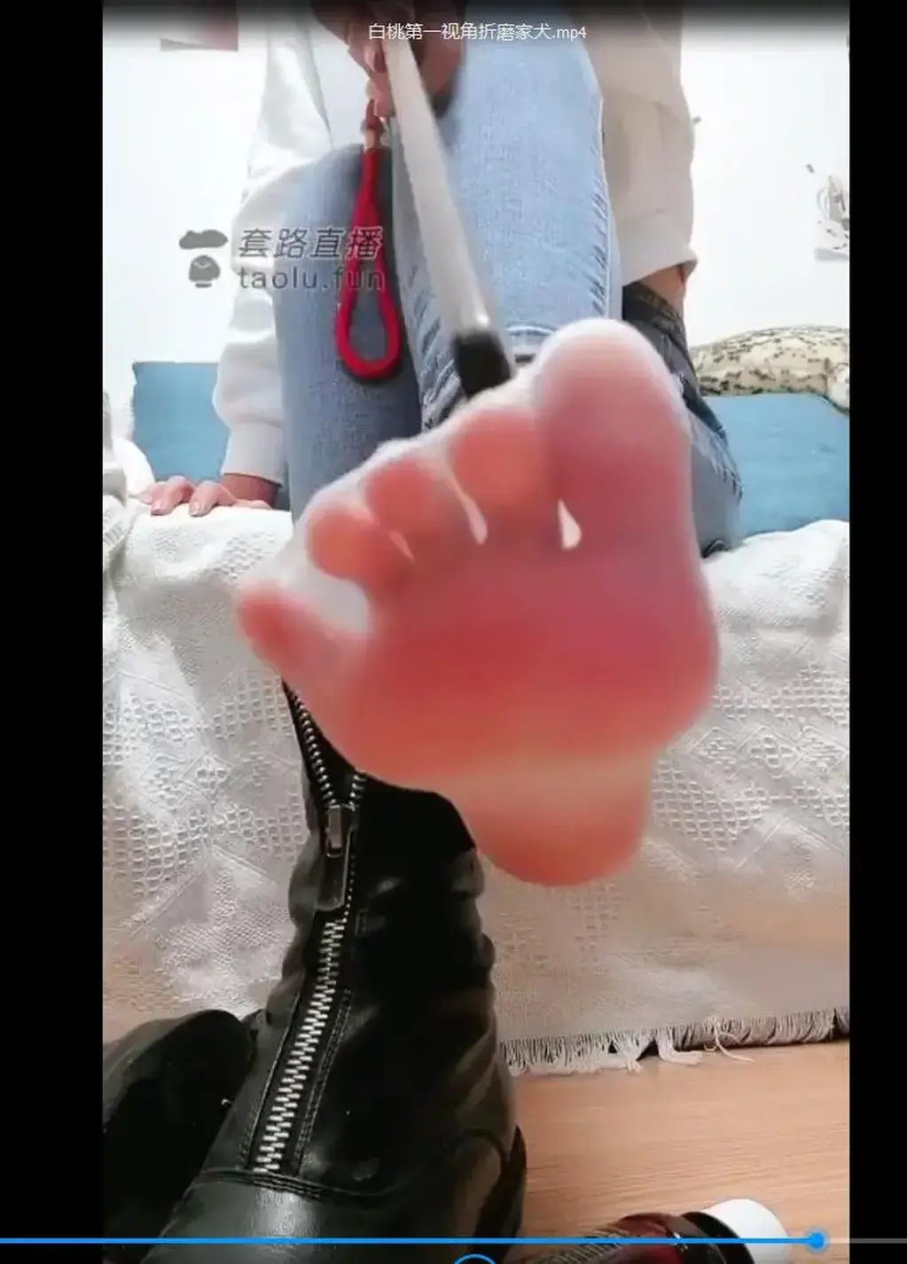 【白桃S】第一视角：折磨家犬，皮靴白袜哭礼拜四牛仔裤恋臀 标题 【白桃S】第一视角：折磨家犬，皮靴白袜哭礼拜四牛仔裤恋臀<br>原创者：套路直播<br>购买地址：<span style='color:#b0b0b0;'>[隐藏文字，购买后可见]</span><br>剧情 白桃女王第一视角羞辱狗狗们，希望大家喜欢