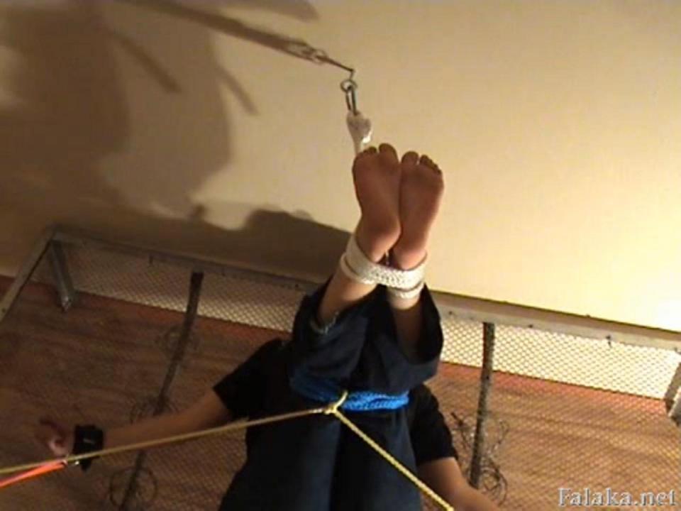 Permanent Pain part 2 Sallenaz 作為 MasterDaPain 的奴隸達到了更高的水平。 現在她的下一步教育開始了。 她必須學會忍受永久的痛苦。 MasterDaPain 將她的整個身體固定在床上，而不是她的腳趾和腳。 Sallenaz 必須保持雙腳平行並並排。 這是一個非常痛苦的教育，用她的主人的極端鞭子完成。 無噪音！ 完全控制疼痛！ 不留情面！ 她的乞求並沒有改變任何事情。 MasterDaPain 讓她在一個新的教育領域有了一個非常痛苦的開始<br><span style='color:#b0b0b0;'>[隐藏文字，购买后可见]</span>