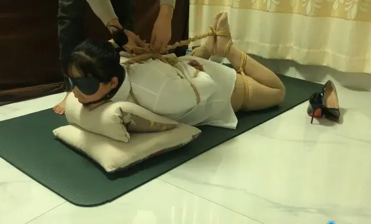 【可乐inrey】  后手缚  放倒  折腿开绑  声音是真sao 【可乐inrey】后手缚绑好，然后给她放倒，折腿开绑，脚也不放过，这期声音是真的骚啊，棒棒硬怼，想来是高跟鞋影响了我的发挥，这脚丫子真有玩头，假[不可描述]深入交流，肉丝虐脚，整条丝袜塞入，这叫声  绝了<br>温馨提示：如果百度网盘链接失效请联系立刻从新上传链接！<br>定拍约拍：QQ  1547839110   