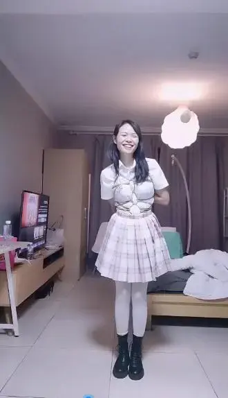 北京 双-绳魔小贝 白丝美女自缚被执行任务 北京 双-绳魔小贝 白丝美女自缚被执行任务<br>创作;北京 双-绳魔小贝<br><span style='color:#b0b0b0;'>[隐藏文字，购买后可见]</span>