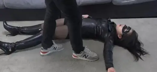 黑星女郎的惨败1 黑星女侠是一名健美女教练，暗地保护城市和平，也被无数色狼盯上，一次女侠重伤回家的时候被人埋伏，腿部重伤，又被暗算，被歹徒疯狂报复，女侠痛苦不堪，大汗淋漓昏了过去，醒来的女侠不甘心，假装重伤，引来了歹徒不料，被歹徒用毒针暗算，剧情丰富，希望大家支持
