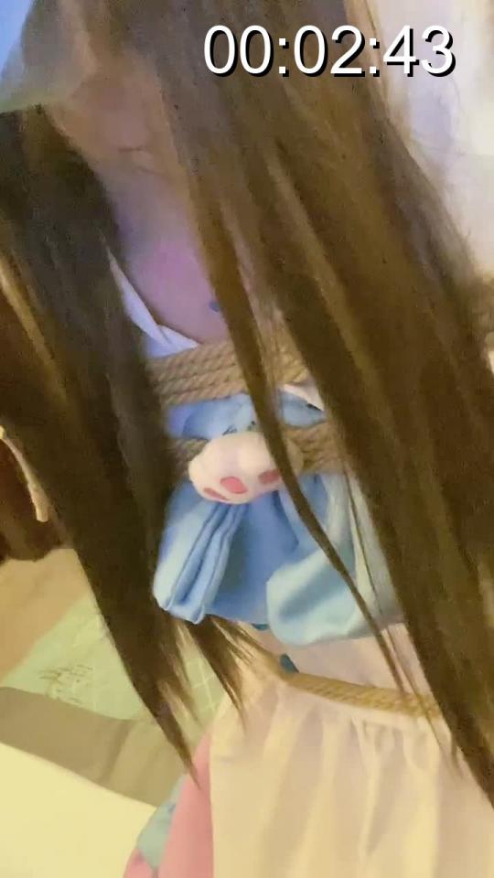 夕阳与猫出品 女仆绳艺捆绑 调教 夕阳与猫出品 女仆绳艺捆绑 调教<br>见到了心爱的m，首先让他穿女仆装白丝然后给他绑了一个<br>后高手缚 其实我挺喜欢后高手缚的 日式的那种反而不怎<br>么紧 还容易挣脱 后高手缚把手腕交叉的地方向着脖子的方向<br>拉到最高 类似于简易式的后手观音 而我本人又喜欢特别紧的<br>那种绑法 后面的视频稍微剪辑了一下 然后把m的腿绑成m字分腿式 <br>这个姿势我想m应该会喜欢吧 哈哈 然后就是 呃 你们自己脑补吧 <br>这里是接之前 的上半部分 欢迎大家留言 有好的建议我们也会采纳<br>总知 大家玩绳子捆绑的时候 一定要在安全的前提下进行 就这样吧 <br>感谢大家的支持！接定拍 赞助 约绑 调教 qq2778745791 说明来意哦