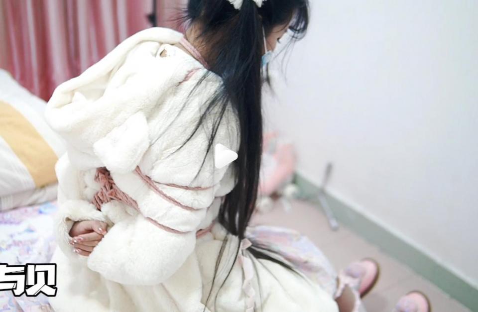 【冷与贝086】可爱lo娘，毛绒外套捆绑展示 下载后解压，解压密码leng解压后改后缀为.mp4<br>一个定拍的模特展示视频，开始穿着lolita，随后穿上毛绒外套，捆起来在床上展示，后半部分穿鞋在地上站着走动并做各种可爱动作。