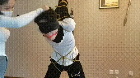 男生体验，被女孩吊起来打... 慕名来体验的小帅哥，趁着假期来到工作室体验囚禁捆绑等，帅哥说体验的感觉很棒想拍个视频留个纪念，然后就被女绳师吊起来了，更多精彩内容请看视频。视频解压密码：chuxin <br>一绳所爱绳艺体验店面向全国爱好者开放，本店提供绳艺捆绑模特服务、体验女绳师捆绑服务、体验长时间囚禁服务、场地出租、专业麻绳销售，原创视频套图销售、作品私人定制、模特原味丝袜出售等，另外本店招募同好合作伙伴。微信：351552501初心<br>