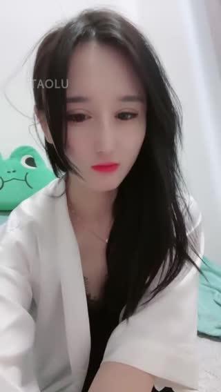 【思诺S】诱惑慢舔奶浴足，喝饱它，超唯美，各个视角，全程舔舔舔 【思诺S】诱惑慢舔奶浴足，喝饱它，超唯美，各个视角，全程舔舔舔<br>原创者:套路直播<br>购买地址<span style='color:#b0b0b0;'>[隐藏文字，购买后可见]</span>