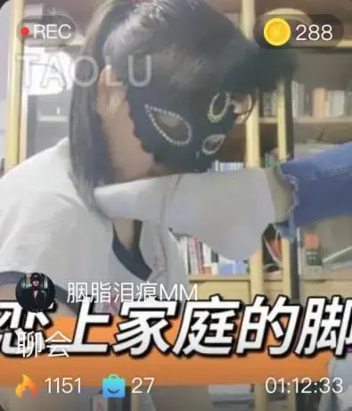 【薇薇S】家庭教师教育女学生（下）不爱学习爱舔脚 【薇薇S】家庭教师教育女学生（下）不爱学习爱舔脚<br>创作;【薇薇S】<br><span style='color:#b0b0b0;'>[隐藏文字，购买后可见]</span>