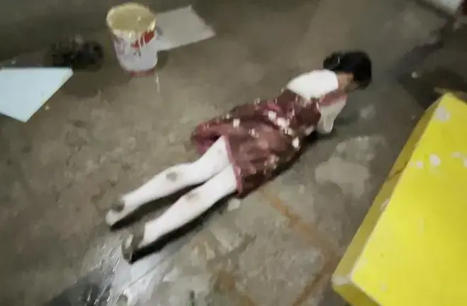 lo裙白丝地库男厕所弄脏打滚3.0 这个系列最后一部，依旧是在厕所玩耍，中途被别人看到了，有点尴尬，只是尴尬的是他。<br>有想看的类型欢迎私信，会综合大家的口味拍摄