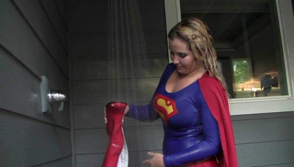 supergirl 1984 Combo Pack HD  [欧美女超人】第二部 With her new found powers, Bianca invites megaior Girl to face Selena on her own turf! megaior Girl demands the Omega Hedron but Selena has other plans and uses a now mindless Nigel to trap her in a zone of phantoms prison! megaior Girl is sent flying off into space but her mega strength allows her to break free. She again takes the fight to Selena and in her newly aquired theatre and arcade! Selena becomes megaior Girl's rag doll but only until megaior Girl opens the mysterious box that promises to have the Omega Hedron. megaior Girl looks on in pure horror as the box reveals several pieces of Kystanite which Selena uses to drain all of her strength...<br><br>This product includes 2 large HD files and requires a high speed internet connection to download.<br><br>Total Running time of 92 minutes!<br><br>Please note, the combined file size of the two files in this product are nearly 3 gigabytes and REQUIRES a very high speed internet connection to download. <br><br>View Trailer <br><span style='color:#b0b0b0;'>[隐藏文字，购买后可见]</span>