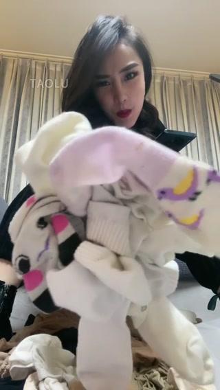 【萱萱S女蒂】第一视角-棉袜第一视角羞辱 【萱萱S女蒂】第一视角-棉袜第一视角羞辱<br>原创者:套路直播<br>购买地址<span style='color:#b0b0b0;'>[隐藏文字，购买后可见]</span>