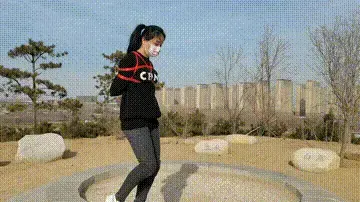 女孩一直想出来玩捆绑，今天如愿了... 女孩笑笑一直想外出完绳艺捆绑，今天天气良好，正好有时间就出来散散心，把笑笑绑起来到处走走，其实我是很在意被外人看到的，女孩却很坦然，有时候故意往人前蹭。视频解压密码：chuxin  .<br>一绳所爱绳艺体验店面向全国爱好者开放，本店提供绳艺捆绑模特服务、体验女绳师捆绑服务、体验长时间囚禁服务、场地出租、专业麻绳销售，原创视频套图销售、作品私人定制、模特原味丝袜出售等，另外本店招募同好合作伙伴。微信：351552501初心