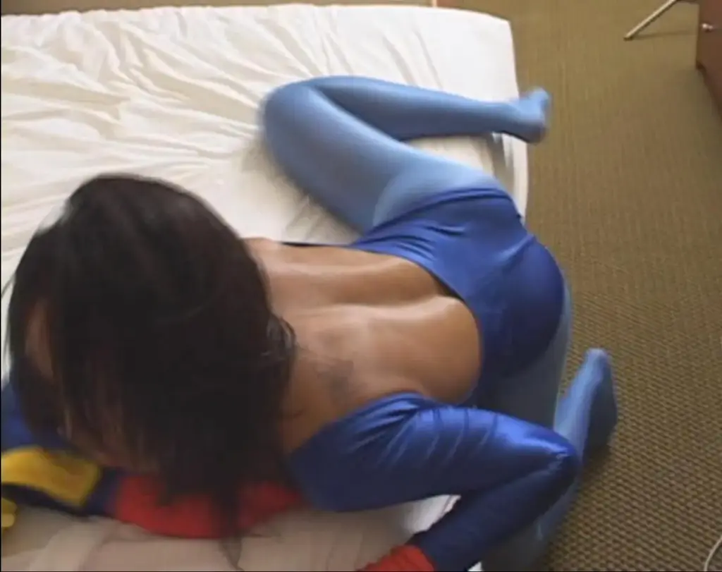 Heroine Knockouts 2 <span style='color:#b0b0b0;'>[隐藏文字，购买后可见]</span><br>A Blue Angel is captivated and commanded to go after her partner. They take turns trying to get the upper hand.<br>