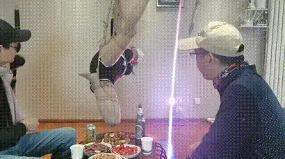 约朋友吃饭喝酒，把女孩吊在旁边作陪 约朋友吃饭喝酒，把女孩吊在旁边作陪，捆绑女孩的时候突然饿了，于是就准备了酒菜，再约上朋友一起吃饭喝酒扯皮，绑美女。视频解压密码：chuxin  . -          -<br>一绳所爱绳艺体验店面向全国爱好者开放，本店提供绳艺捆绑模特服务、体验女绳师捆绑服务、体验长时间囚禁服务、场地出租、专业麻绳销售，原创视频套图销售、作品私人定制、模特原味丝袜出售等，另外本店招募同好合作伙伴。微信：351552501初心