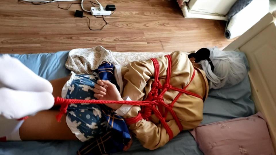 鞭打小伪娘  