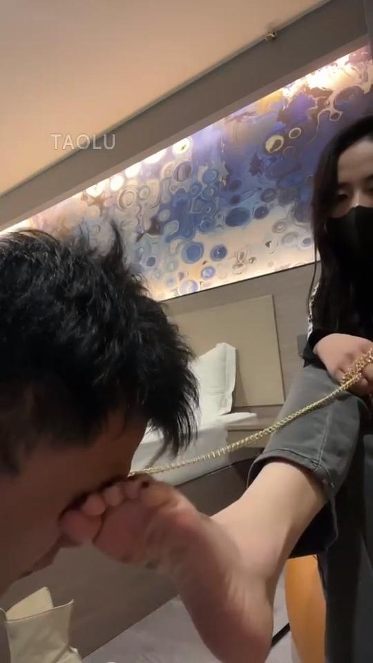 【不知名美女】惩罚迟到狗暴力耳光300下，舔半年没洗的白靴，闻白袜 【不知名美女】惩罚迟到狗暴力耳光300下，舔半年没洗的白靴，闻白袜<br>原创者:套路直播<br>购买地址<span style='color:#b0b0b0;'>[隐藏文字，购买后可见]</span>