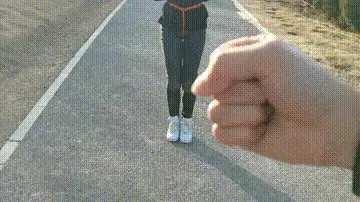 把小狗狗五花大绑牵出去溜溜弯 风和日丽，天气良好，带着狗狗出去走走，狗狗戴上项圈，拴上铁链牵着走一路，到公园后把小狗狗五花大绑起来，到处走走，没想到狗狗不怕人，那么从容淡定的从人前经过。视频解压密码：chuxin  .         -<br>一绳所爱绳艺体验店面向全国爱好者开放，本店提供绳艺捆绑模特服务、体验女绳师捆绑服务、体验长时间囚禁服务、绳艺教学培训、绳艺交流会、场地出租、专业麻绳销售，原创视频套图销售、作品私人定制、模特原味丝袜出售等，另外本店招募同好合作伙伴。微信：351552501初心