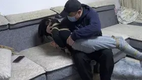 【新月工作室】【红豆】定拍 入室贼强绑牛仔裤白袜可爱少女 绑起来还各种猥亵抚摸欺负 丝袜塞嘴的惨叫太动人了 第一次在新月工作室定拍，红豆妹子的这身打扮简直太赞了。看着她被入室贼强行捆绑，塞嘴，抚摸大腿和玩弄的样子，真是让人想入非非，特别是脱下她的鞋子，露出白色短袜的时候，更是热血沸腾。喜欢入室绑架蹂躏情节的同好不不要错过了！
