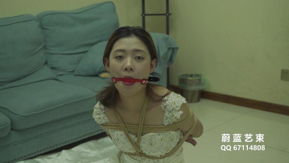 [蔚蓝艺束]新娘爱凌日式捆绑，红色口球，口水流出，单腿吊绑，驷马紧缚，惨遭折磨WL0077 解压密码：weilanyishu<br><br>内容：身着婚纱的新娘爱凌，被日式捆绑，她先坐在地上开始被捆绑上身，绑完戴上了红色口球，让她喊也喊不出来，叫也叫不出来，她又被站着吊起来，两脚踮地来回走<br>然后绳子从上往下，一直到脚腕处，被束缚起来，两脚一直踮地走动着，挣扎吧，你是逃不掉的，口水不停的从口球流出，10分钟后解开了她，她很难受的蹲下，坐下，躺着，趴着，扭动着，又被驷马缚起来，被折磨的不成样子，我已经感受到她的绝望了<br><br><br>蔚蓝艺束工作室接定拍（剧情定拍，捆绑定拍），应聘（河北唐山地区招M和兼职模特）及其他咨询QQ——2105653965<br>另外有兴趣的小伙伴们，欢迎你们一起来交流，感谢支持！<br>模特：爱凌<br>年龄：22<br>身高：172<br>体重：105<br><br>视频格式：MP4<br>视频大小：2.35GB<br>视频时长：1小时2分钟<br>视频编号：WL0077-爱凌<br>敬告：最近网盘文件频繁被和谐，请购买者务必先检查链接是否有效，如链接失效，联系QQ2105653965处理。所购买的视频文件务必下载到电脑里保存，切勿在线解压！！！！