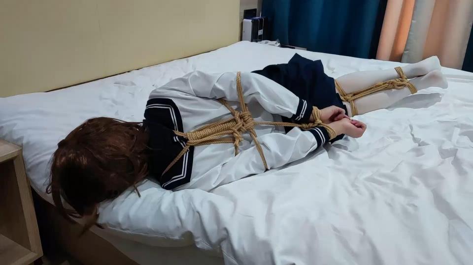 新人白丝伪娘JK - 床上束缚TK  S：我<br>M：W （不是ID，只是代号，和前几期区分一下，将来M愿意公布的ID话将来这里会替换成ID）<br><br>M是第一次线下（其实也是第一次女装），所以绑的比较简单，绳子也松一些<br>视频大致内容是不同绑法然后放置、TK。龟甲现场临时学的，所以很不标准（虽然其他的也不标准……）<br>TK内容时长相比往期有了质的飞跃<br>画质也大幅提升了，因为换了新的拍摄装备（手机），将来拍的视频也会是升级版画质的。不过手里也有换前拍的存货没发，未来发布视频可以看截图区分<br>一共35分钟视频，最后5分钟不知道为什么有点糊，可能是误碰到放大了