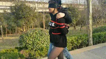 捆绑蒙眼户外聊天散步 这是一个同好爱好者定制的作品，经客户同意，放到网站上销售，喜欢户外，蒙眼散步聊天的朋友们不要错过哦。视频解压密码：chuxin  -            -  <br>一绳所爱绳艺体验店面向全国爱好者开放，本店提供绳艺捆绑模特服务、体验女绳师捆绑服务、体验长时间囚禁服务、绳艺教学培训、绳艺交流会、场地出租、专业麻绳销售，原创视频套图销售、作品私人定制、模特原味丝袜出售等，另外本店招募同好合作伙伴。微信：351552501初心<br>
